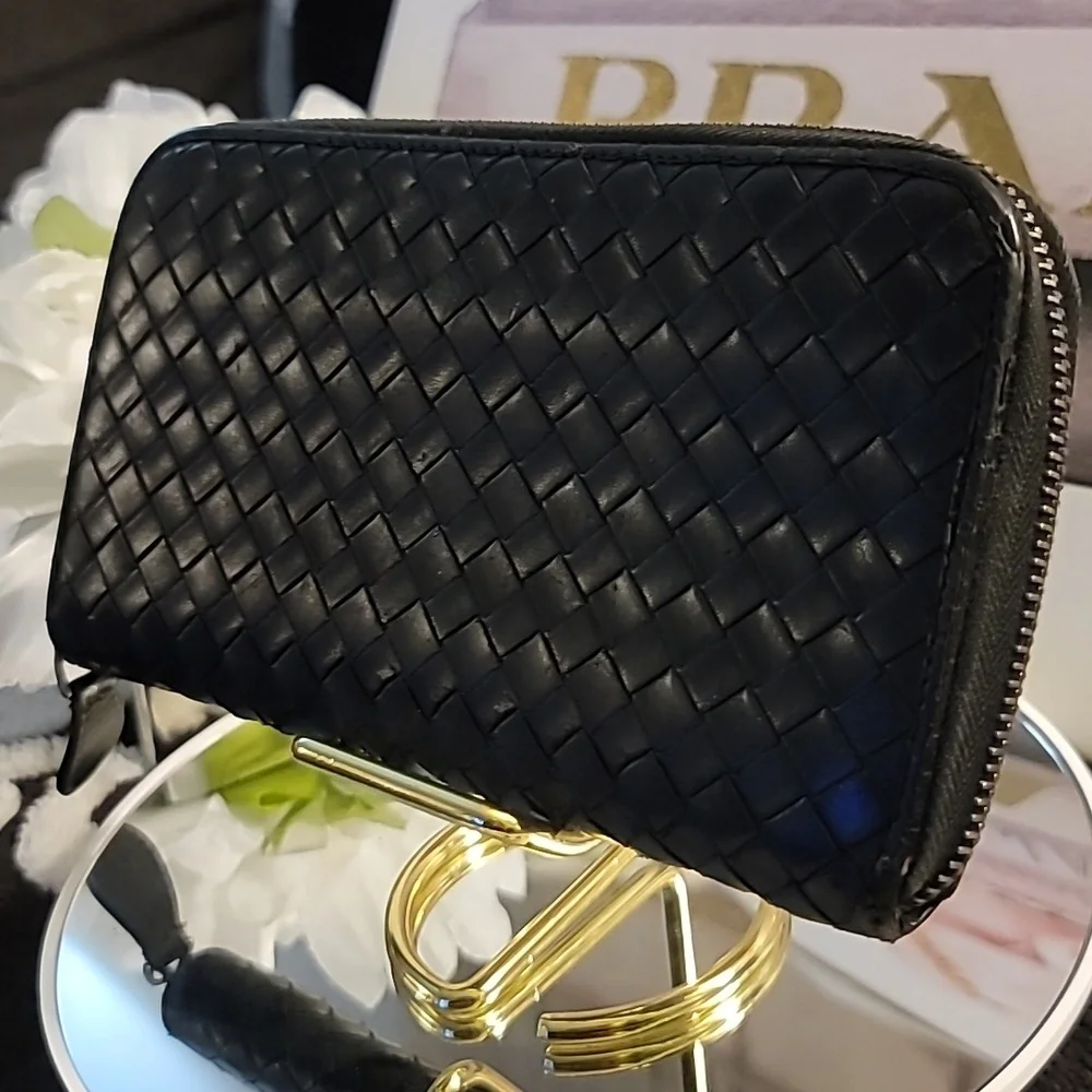 🖤Bottega Veneta Intrecciato Black Leather Zip-around Wallet🖤